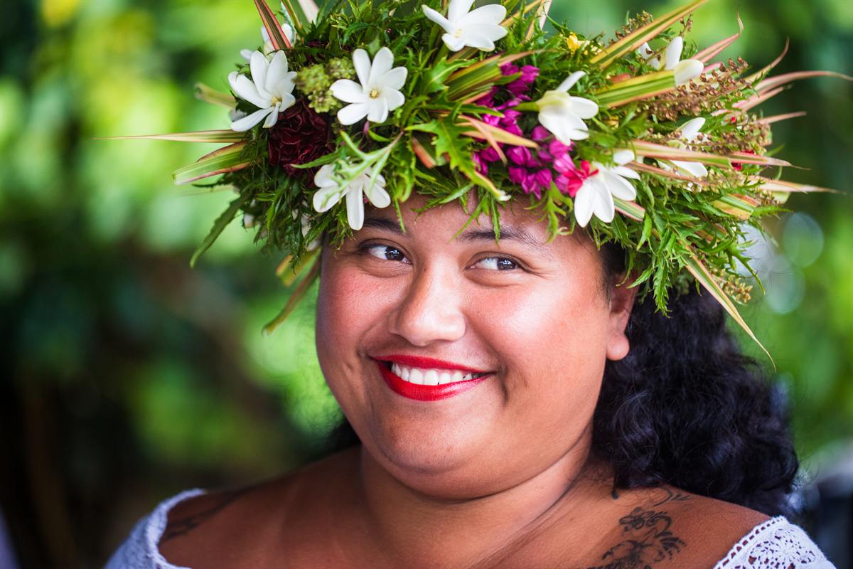 Smiling woman wearing a floral ei katu